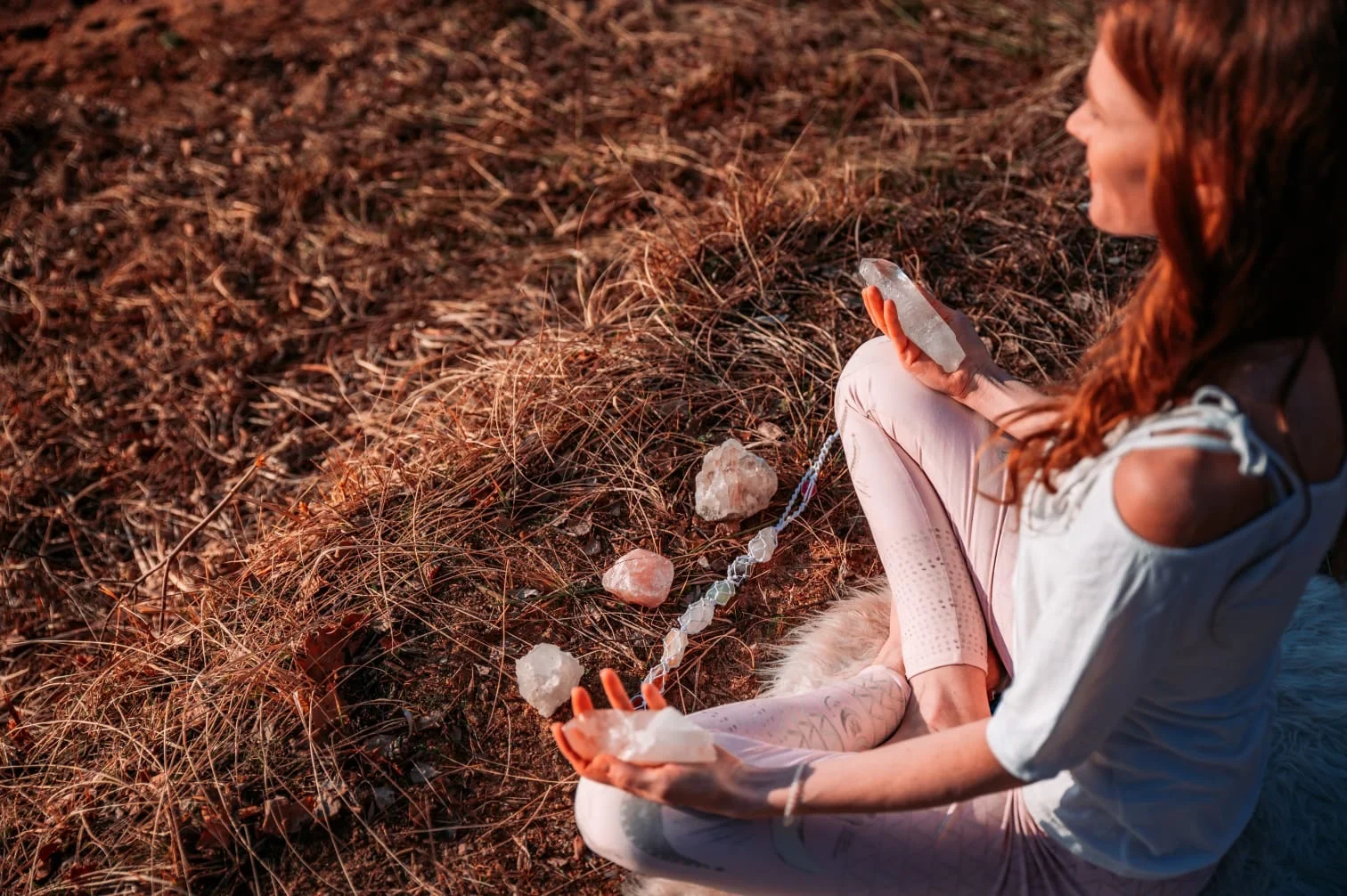 Meditační prostor se soškou a kruhem z kamenů při svíčkách